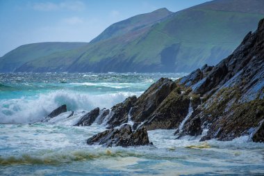 Dingle Yarımadası 'ndaki Coumeenoole Sahili' nde güzel bir yer. Co Kerry, İrlanda.