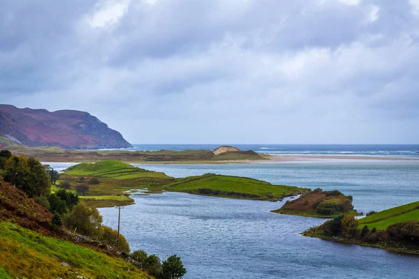 Bahía Ardara Con Cascada Assaranca Cuevas Del Magreb Donegal Irlanda — Foto de Stock