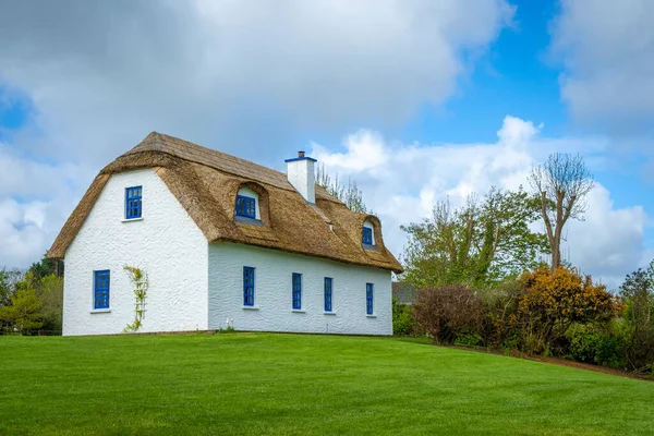 Hermosa Casa Con Techo Juncos Comunes Cerca Kinvara Galway Irlanda — Foto de Stock