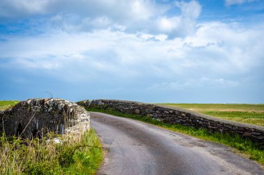 Fermoyle Sahili 'ne eski taş köprü, Dingle Yarımadası, Co Kerry, İrlanda