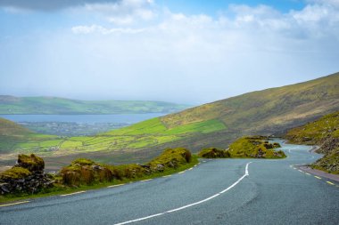 Dingle Yarımadası 'ndaki O Connor geçidine sür Kerry ilçesi, İrlanda