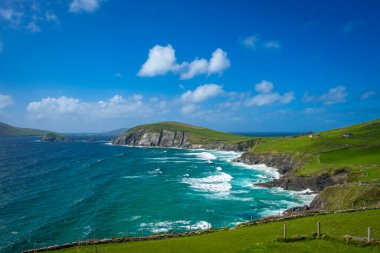 Dingle Yarımadası 'ndaki Coumeenoole Sahili' nde güzel bir yer. Co Kerry, İrlanda.