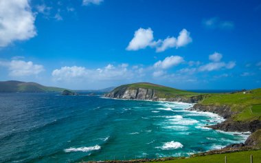 Dingle Yarımadası 'ndaki Coumeenoole Sahili' nde güzel bir yer. Co Kerry, İrlanda.