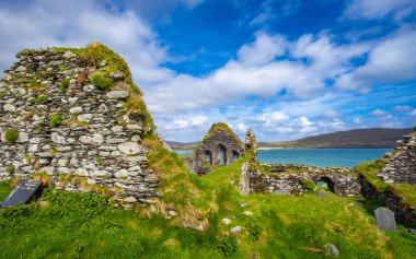 Abbey Adası 'ndaki eski harabeler Derrynane sahilinde Kerry Halkası, Caherdaniel, Kerry ilçesi, İrlanda