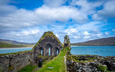 Abbey Adası 'ndaki eski harabeler Derrynane sahilinde Kerry Halkası, Caherdaniel, Kerry ilçesi, İrlanda