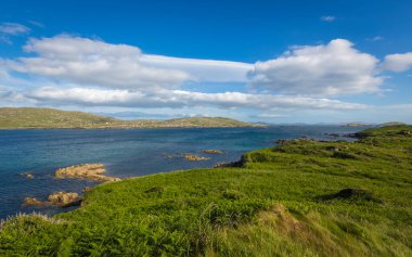 Caherdaniel yakınlarındaki Derrynane sahilindeki güzel Abbey adasında eski harabe, Kerry Halkası, Kerry İlçesi, İrlanda 