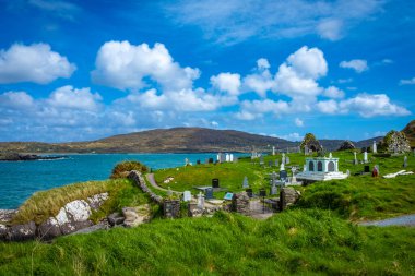 Caherdaniel yakınlarındaki Derrynane sahilindeki güzel Abbey adasında eski harabe, Kerry Halkası, Kerry İlçesi, İrlanda 