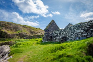 Caherdaniel yakınlarındaki Derrynane sahilindeki güzel Abbey adasında eski harabe, Kerry Halkası, Kerry İlçesi, İrlanda 