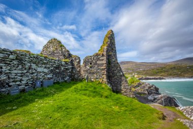 Caherdaniel yakınlarındaki Derrynane sahilindeki güzel Abbey adasında eski harabe, Kerry Halkası, Kerry İlçesi, İrlanda 