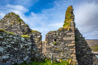 Caherdaniel yakınlarındaki Derrynane sahilindeki güzel Abbey adasında eski harabe, Kerry Halkası, Kerry İlçesi, İrlanda 