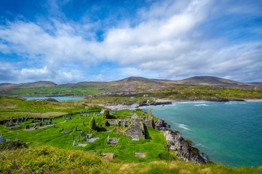Caherdaniel yakınlarındaki Derrynane sahilindeki güzel Abbey adasında eski harabe, Kerry Halkası, Kerry İlçesi, İrlanda 