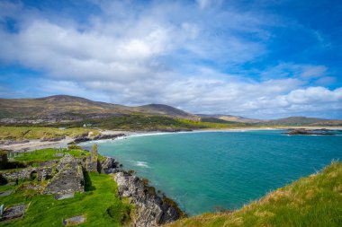 Caherdaniel yakınlarındaki Derrynane sahilindeki güzel Abbey adasında eski harabe, Kerry Halkası, Kerry İlçesi, İrlanda 