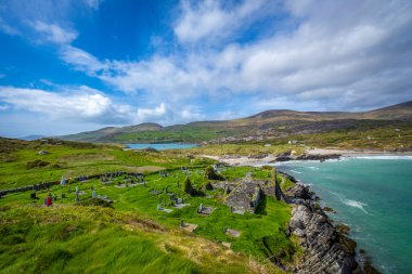 Caherdaniel yakınlarındaki Derrynane sahilindeki güzel Abbey adasında eski harabe, Kerry Halkası, Kerry İlçesi, İrlanda 