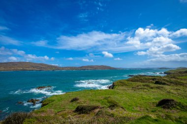 Caherdaniel yakınlarındaki Derrynane sahilindeki güzel Abbey adasında eski harabe, Kerry Halkası, Kerry İlçesi, İrlanda 
