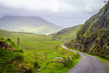 Co Kerry, İrlanda 'da Ballaghbeama Yolu