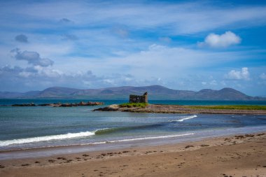 Kumsal sahilinden Ballingskellig Kalesine, Co Kerry