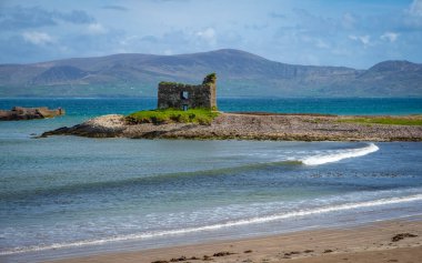 Kumsal sahilinden Ballingskellig Kalesine, Co Kerry
