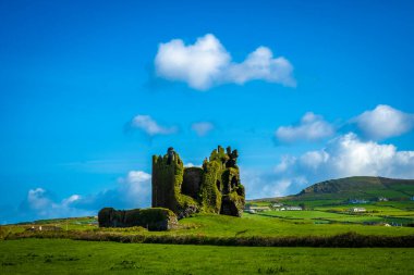 Cahersiveen yakınlarındaki eski Ballycarberry Kalesi