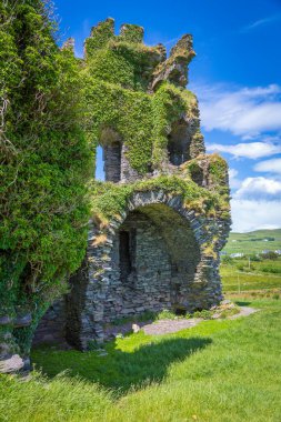 Cahersiveen yakınlarındaki eski Ballycarberry Kalesi