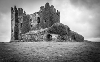 Cahersiveen yakınlarındaki eski Ballycarberry Kalesi