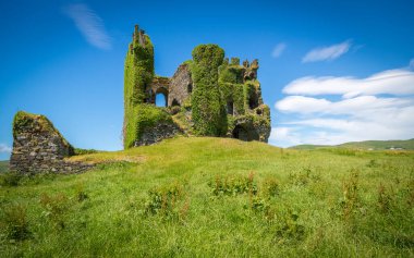 Cahersiveen yakınlarındaki eski Ballycarberry Kalesi