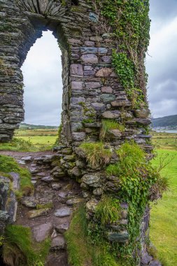 Cahersiveen yakınlarındaki eski Ballycarberry Kalesi