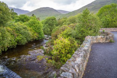 İrlanda 'nın Kerry ilçesinin dağlarındaki Kara Vadi