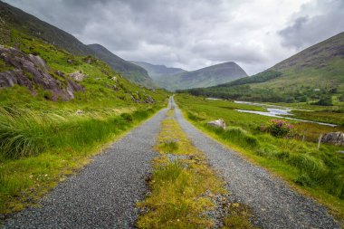 İrlanda 'nın Kerry ilçesinin dağlarındaki Kara Vadi