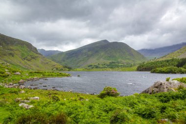 İrlanda 'nın Kerry ilçesinin dağlarındaki Kara Vadi