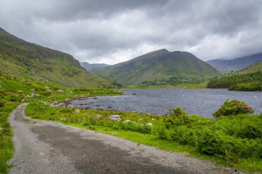 İrlanda 'nın Kerry ilçesinin dağlarındaki Kara Vadi