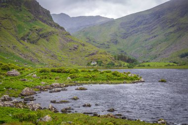 İrlanda 'nın Kerry ilçesinin dağlarındaki Kara Vadi