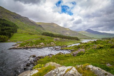 İrlanda 'nın Kerry ilçesinin dağlarındaki Kara Vadi