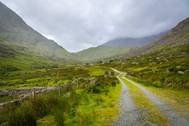 İrlanda 'nın Kerry ilçesinin dağlarındaki Kara Vadi