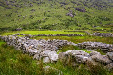 İrlanda 'nın Kerry ilçesinin dağlarındaki Kara Vadi