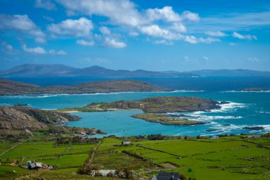 Caherdaniel, Derrynane Sahili ve Abbey Adası İrlanda 'nın Kerry Halkası' nda.