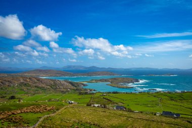 Caherdaniel, Derrynane Sahili ve Abbey Adası İrlanda 'nın Kerry Halkası' nda.