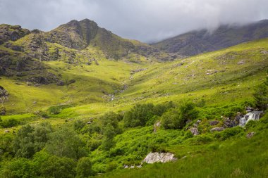 İrlanda 'nın Kerry ilçesinin dağlarındaki Kara Vadi