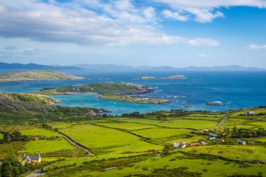Caherdaniel, Derrynane Sahili ve Abbey Adası İrlanda 'nın Kerry Halkası' nda.