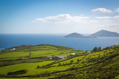 Caherdaniel, Derrynane Sahili ve Abbey Adası İrlanda 'nın Kerry Halkası' nda.