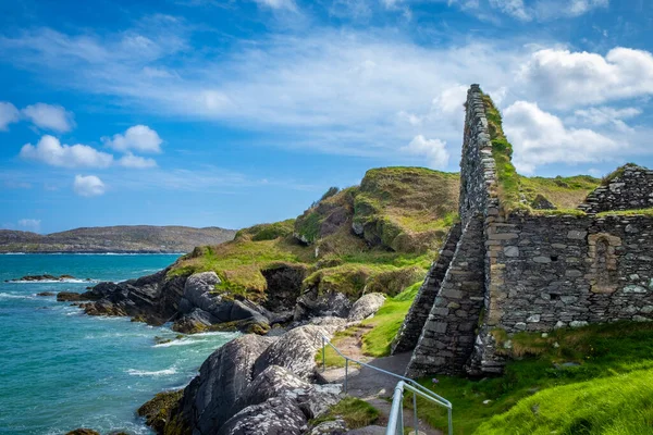 Caherdaniel yakınlarındaki Derrynane sahilindeki güzel Abbey adasında eski harabe, Kerry Halkası, Kerry İlçesi, İrlanda 