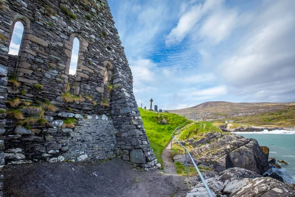 Caherdaniel yakınlarındaki Derrynane sahilindeki güzel Abbey adasında eski harabe, Kerry Halkası, Kerry İlçesi, İrlanda 