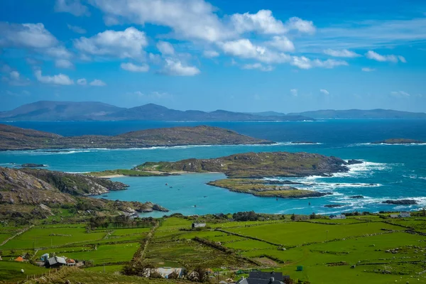 Caherdaniel, Derrynane Sahili ve Abbey Adası İrlanda 'nın Kerry Halkası' nda.