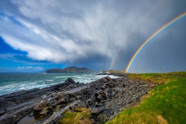 Cromwell Point Deniz feneri İrlanda 'nın taştan okyanus kıyısında.
