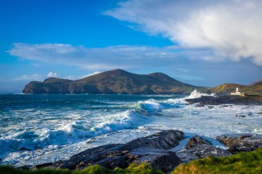 İrlanda 'da taştan kıyılarda okyanus dalgaları kırılıyor