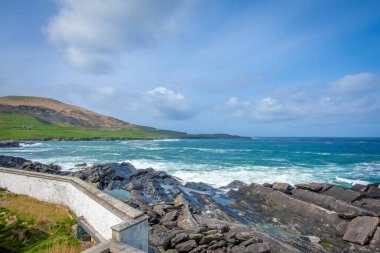 Cromwell Point Deniz feneri İrlanda 'nın taştan okyanus kıyısında.