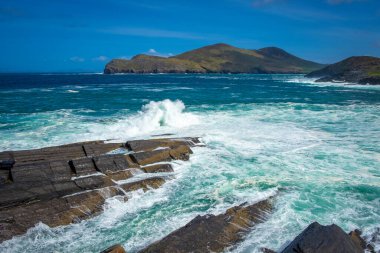 İrlanda 'da taştan kıyılarda okyanus dalgaları kırılıyor