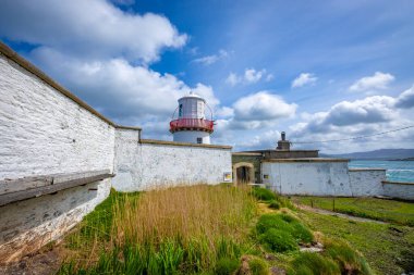Cromwell Point Deniz feneri İrlanda 'nın taştan okyanus kıyısında.