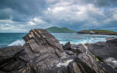 Cromwell Point Deniz feneri İrlanda 'nın taştan okyanus kıyısında.