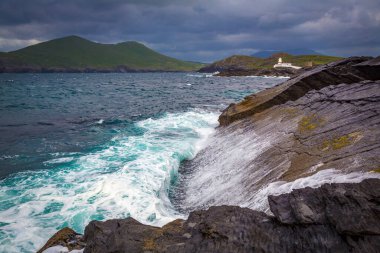 Cromwell Point Deniz feneri İrlanda 'nın taştan okyanus kıyısında.