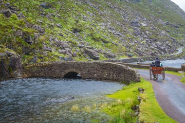 İrlanda 'nın Kerry ilçesinde kuzey-güneyden uzanan Dunloe dağ geçidi.